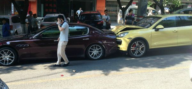 Maserati és Porsche ütközött egy családi perpatvar miatt – fotó