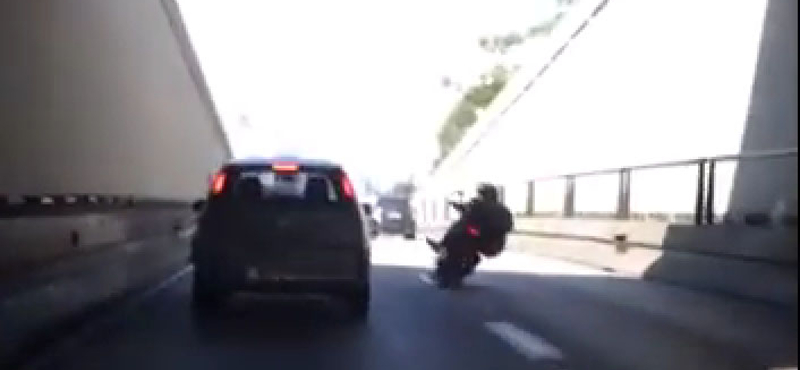 Hülyét csinált magából a keménykedő motoros - videó