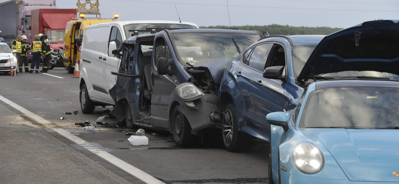 Képeken az M5-ös autópályán történt tömegbaleset