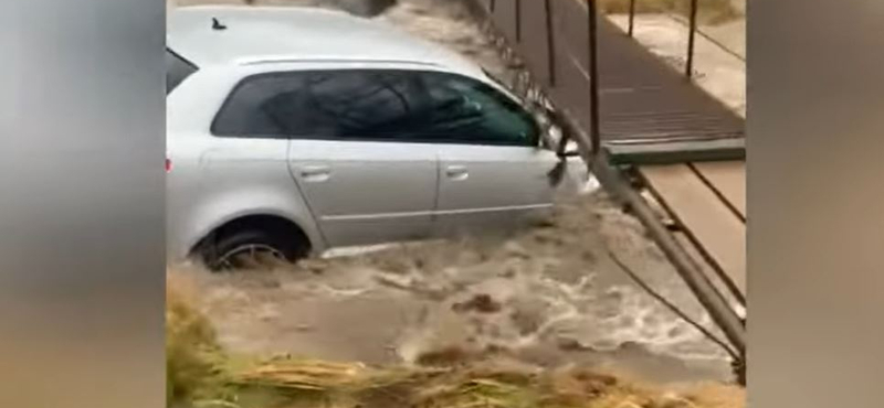 Videó: Egy autós úgy gondolta, hogy legyőzi a megáradt romániai folyót