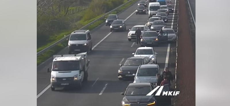 Hiába araszol csak a sor, hat autós mégis egymásba hajtott az M1-esen – videó