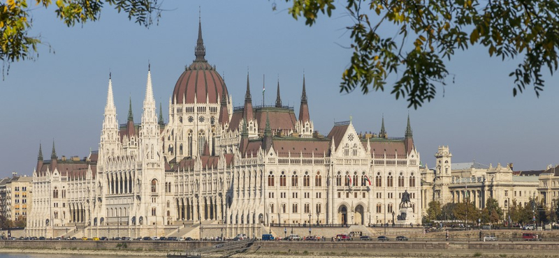 Berúgva a Parlament támfalára fújta a nevét rózsaszínnel egy 19 éves lány