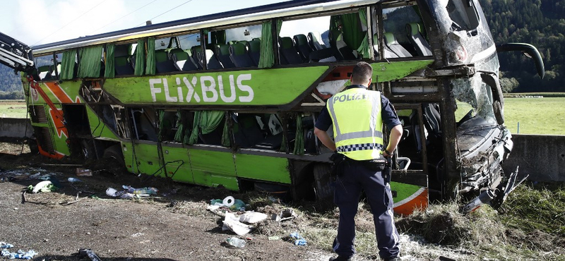 Felborult egy FlixBus Ausztriában, meghalt egy 19 éves nő