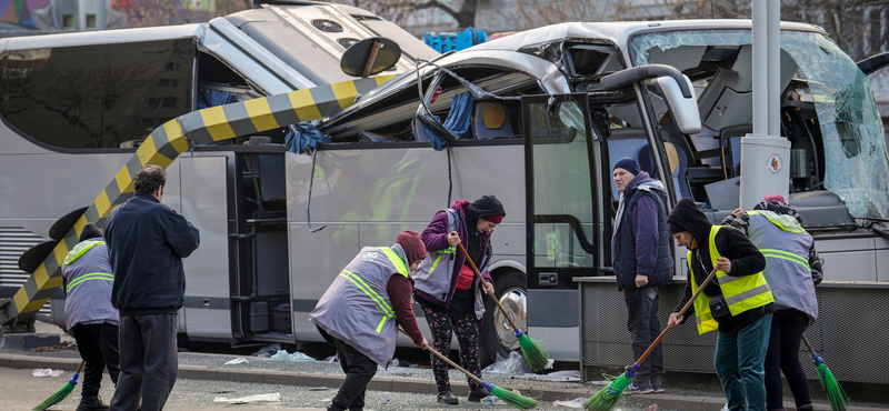 Egy ember meghalt Bukarestben, amikor egy korlát behorpasztotta a turistabusz tetejét 