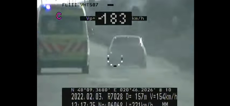 183 km/h-val előzte a szirénázó mentőt jobbról egy BMW-s – videóval