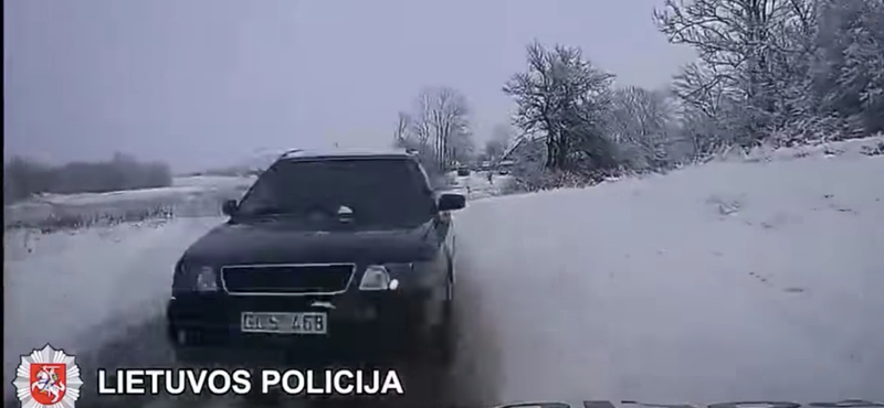 Instant karma: hóban ralizott az audis, aztán jött a rendőrautó – videó