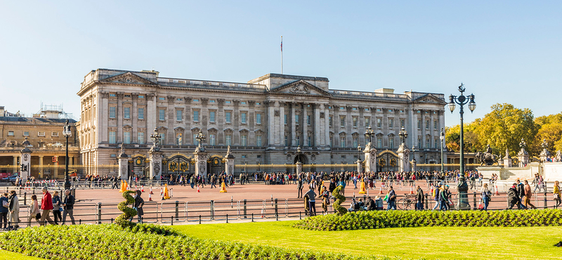 A Buckingham-palotában körbenéztek, és alig találtak színes bőrű munkatársat