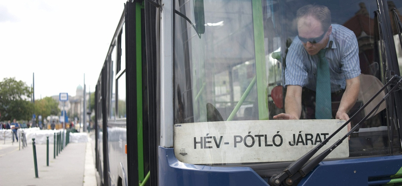 Széntbontott egy háztetőt a szél Csepelen