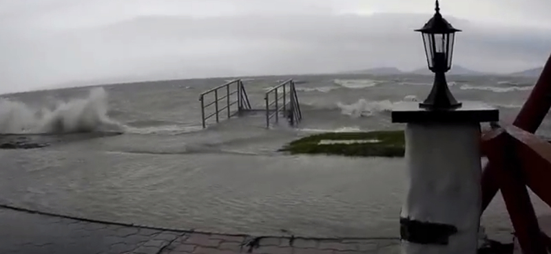 Videók: Elmosta a déli partot a Balaton a hétvégén