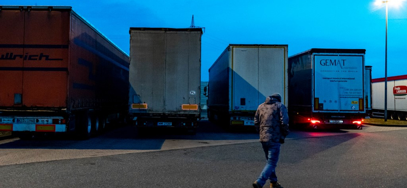 Beszínezett pénzérmével fabrikált bélyegzőt a forgalmi engedélybe egy sofőr