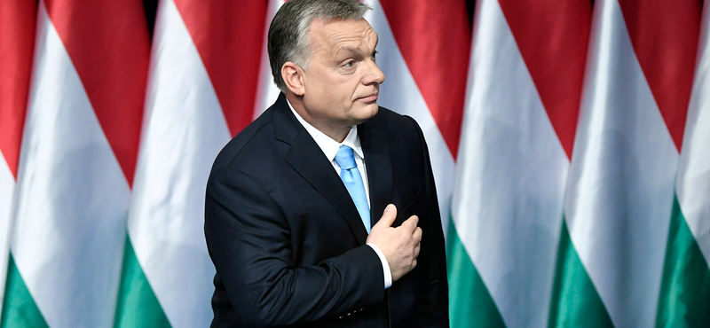 Ebben a színezőkönyvben Orbánt és Mészárost is ki lehet pingálni