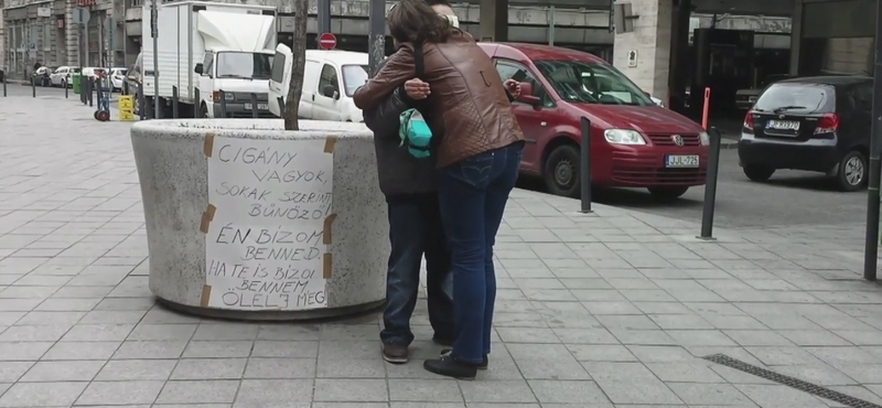 Öleléssel irtották a romákkal szembeni előítéleteket a Kálvinon – videó