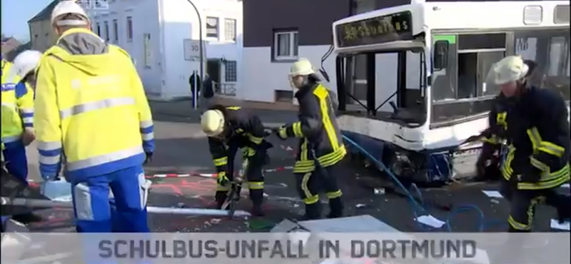 Tizenkilenc gyermek sérült meg egy dortmundi iskolabusz-balesetben