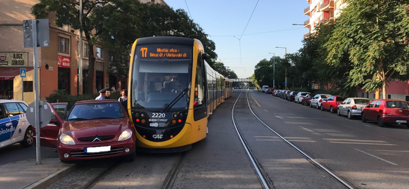 Valószínűleg nem nézett tükörbe az autós, és pont jött a 17-es villamos – fotó