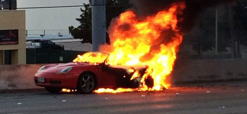 Menet közben gyulladt ki egy Porsche Boxster Houstonban - fotó