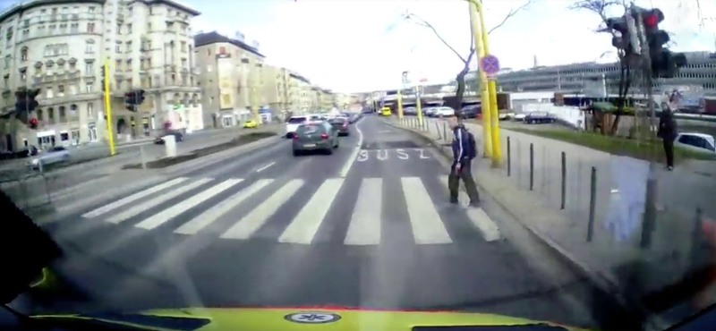 Szirénázva robogott a budapesti mentőautó, amikor kilépett elé a gyalogos – videó