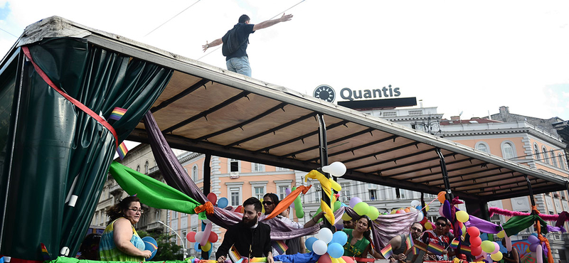 Pride: vérdíjat tűztek ki a biztonsági őrök fejére