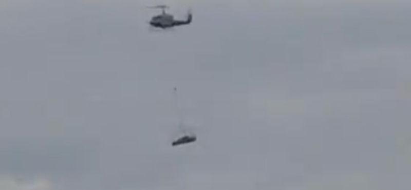 Helikopter vitte a spéci BMW-t egy norvég sziklaszirtre - videó