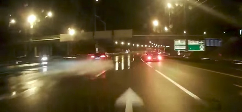 Ez történik, ha 100+ km/h-nál jön az aquaplaning – videó