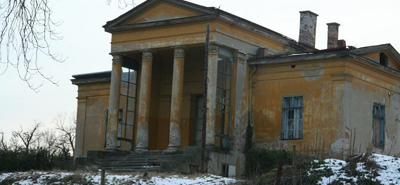 A szemünk láttára pusztul el egy csodás budai klasszicista villa