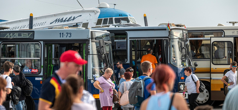 Buszpornó-show van Ferihegyen, a főszerepben Farossal