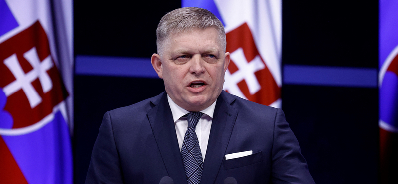 Először fotózkodott a merénylet után Robert Fico, mankóval szavazott a kórházban