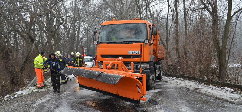 Fotó: Sószóró ütközött a Porschénak a tükörjégen