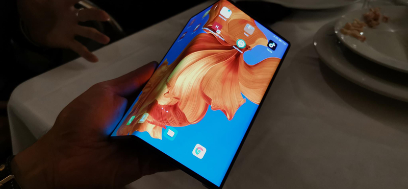 Fotók és videó: kezünkbe vettük a Huawei összehajtható telefonját