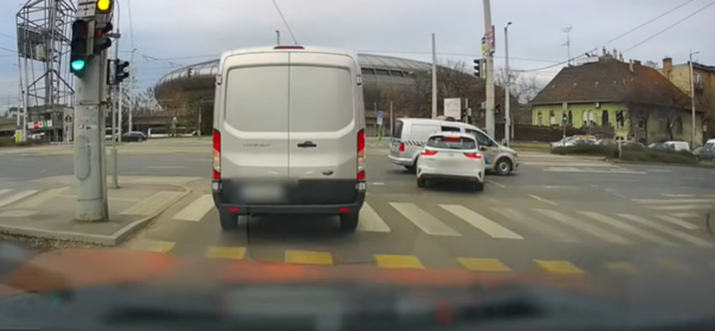 Egy rendőrautó sofőrje okozott kisebb balesetet a Hungária körúton – videó