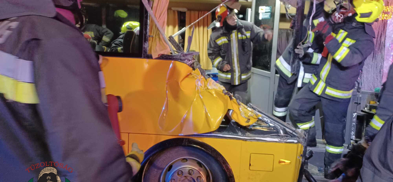 Egy busz ütközött autóval és kamionnal az 51-es úton, többen súlyosan megsérültek