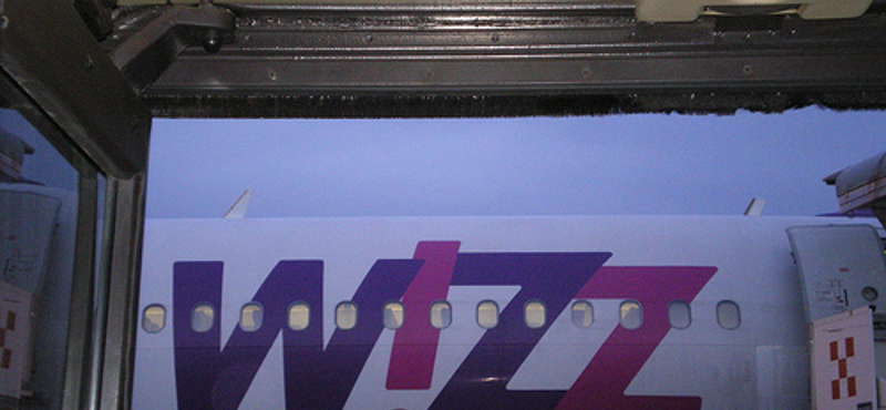 Tilos a mobilozás a Wizzair fedélzetén