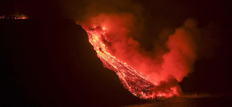 Elérte a láva az Atlanti-óceánt La Palma szigetén, robbanásokra figyelmeztetnek a hatóságok