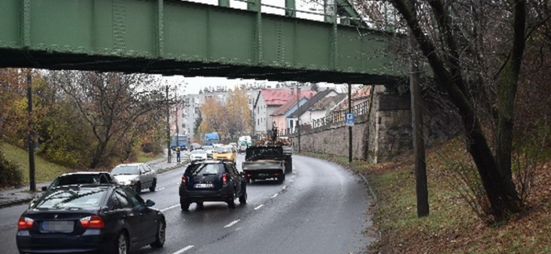 Kövekkel dobálta az érkező autókat két tini egy vasúti átjáróról Miskolcon