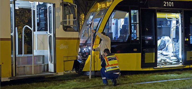 Emberi mulasztás miatt balesetezett a vadonat új CAF villamos