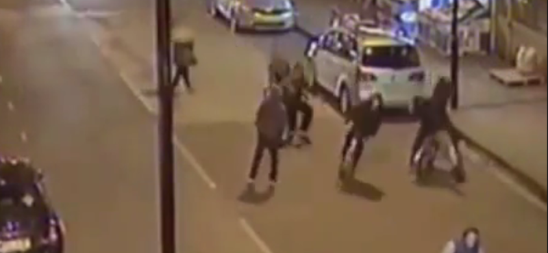 15 éves bicikliző fiút késeltek halálra Londonban - videó