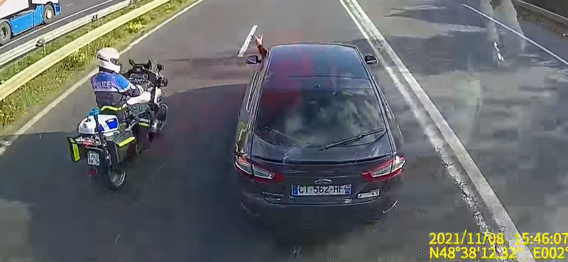 Abban a pillanatban jött a rendőr, amikor elkezdte a kamion előtt a büntetőfékezést egy autós – videó