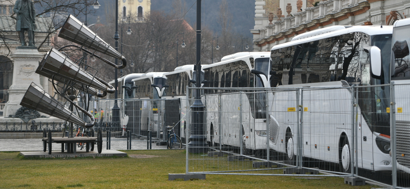 Buszokkal takarják a Várkert Bazárt, Orbán évértékelőjének helyszínét