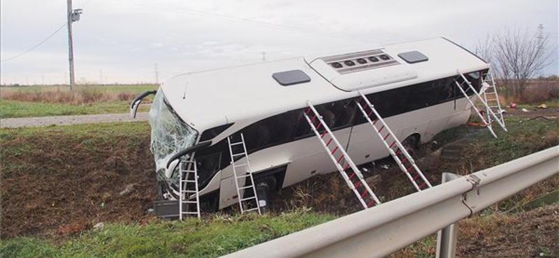 Katonák utaztak az árokba borult buszon