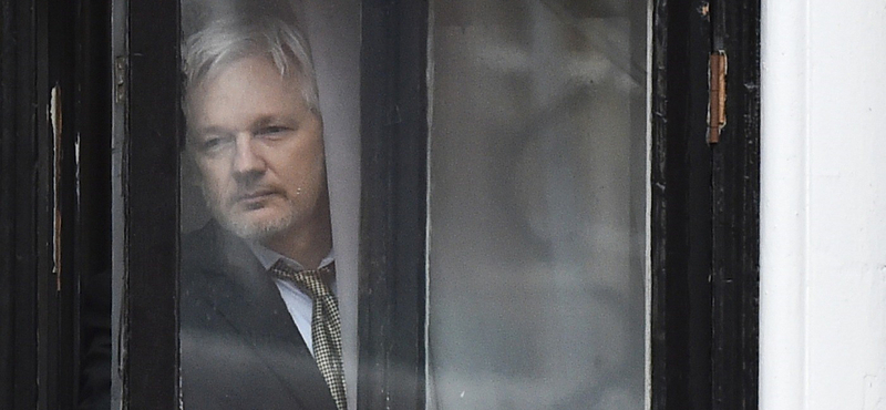 Három négyzetméteren gördeszkázó Assange – elképesztő felvételek a Wikileaks-alapítóról