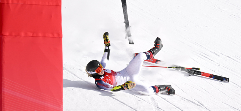 Horrorbalesetben törte el a lábszárát egy amerikai síelő a téli olimpián – videó