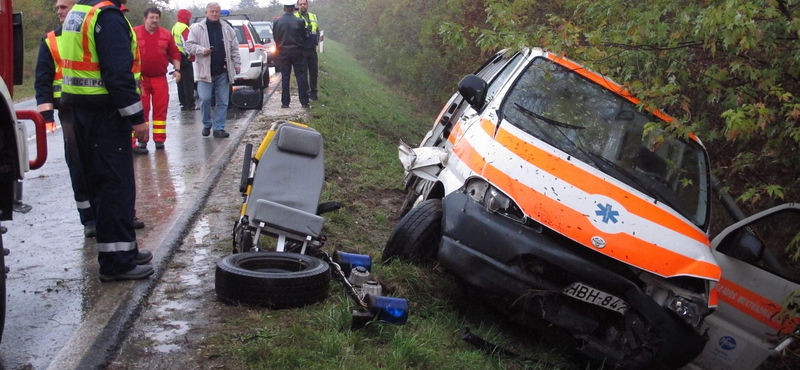 Betegekkel borult fel egy mentőautó a 87-esen