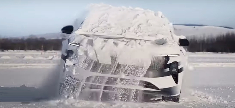 Ez a kínai villanyautó lerázza magáról a havat – videó