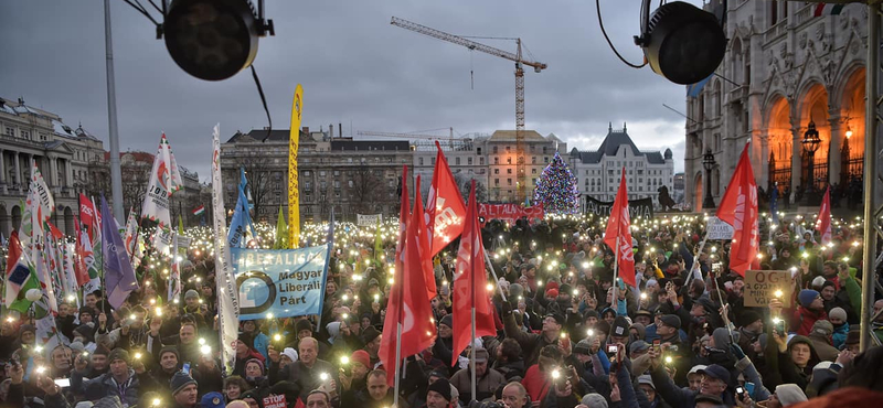 Iskolája elhatárolódik a kecskeméti tüntetésen felszólaló gimnazista lány dühös beszédétől