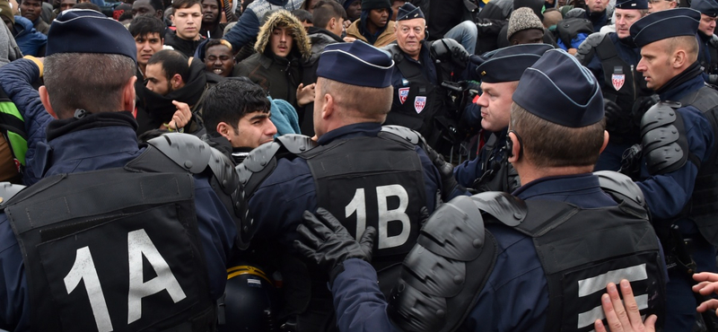 Háromezer embert akarnának kivinni ma a calais-i dzsungelből – videó, fotó