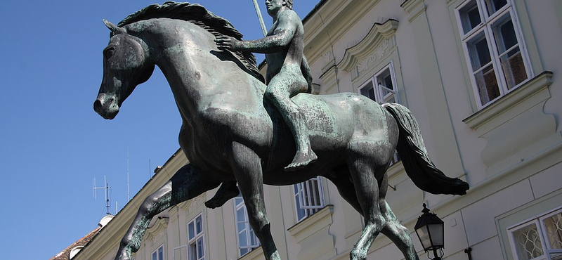 Fiatalok törték le a székesfehérvári lovasszobor kardját