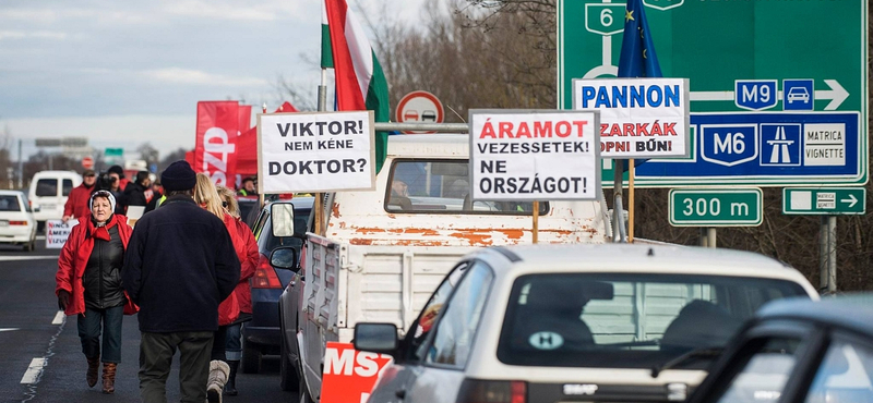 "Hadd hallja csak a gépház zaját a kormány" - blokáddal tiltakoztak az útdíj ellen