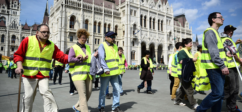 Több százan tüntetnek a Parlamentnél