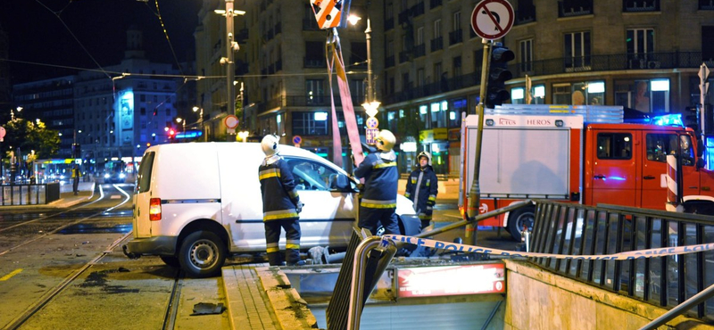 Fotó: letarolta egy autó az Astoria-aluljáró korlátját