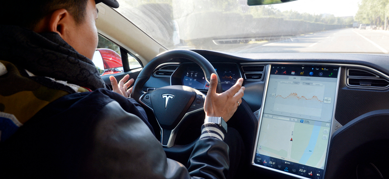 „A közutakon folyik a kísérlet" – súlyos állításokat tett egy korábbi Tesla-alkalmazott