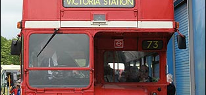 Routemaster: visszatértek a régi piros buszok Londonba